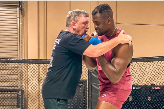 Jagoan UFC, Francis Ngannou dan eks pelatih Mike Tyson, Teddy Atlas. Mereka berdua sempat berlatih bersama tahun 2020 lalu.