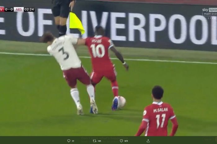 Sadio Mane menyikut pemain Arsenal dalam duel di Anfield, Senin (28/9/2020).