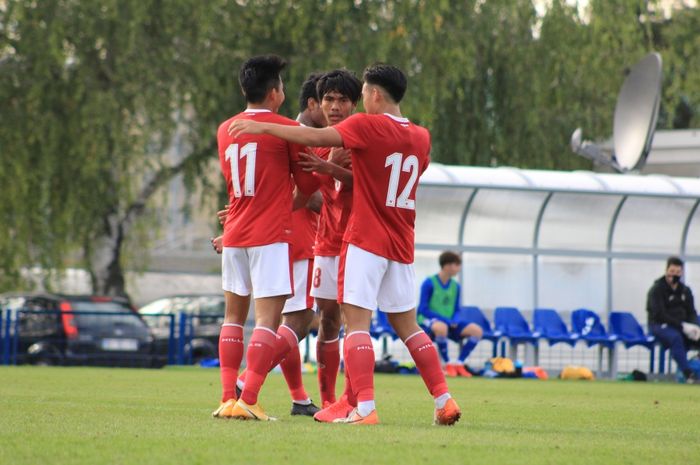 Para pemain timnas U-19 Indonesia merayakan gol Witan Sulaeman ke gawang Dinamo Zagreb, Senin (28/9/2020).