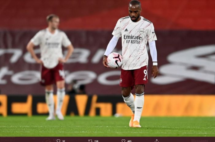 Ekspresi kekecawaan penyerang Arsenal, Alexandre Lacazette, usai gawang klubnya dibobol Liverpool.