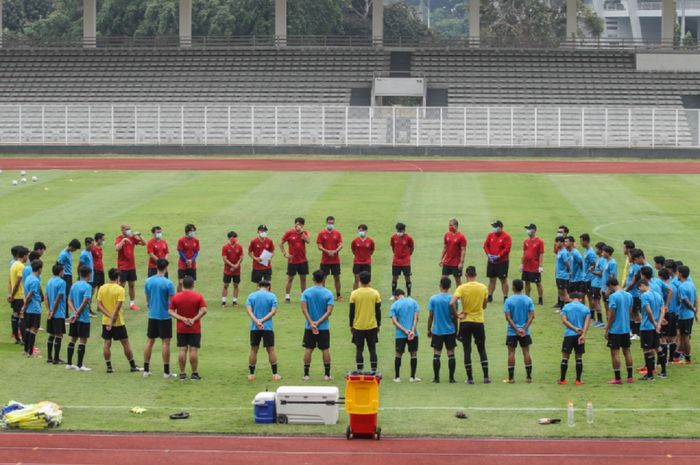 Pelatih Timnas U-19 Indonesia Shin Tae-yong memberi pengarahan kepada seluruh pemain.