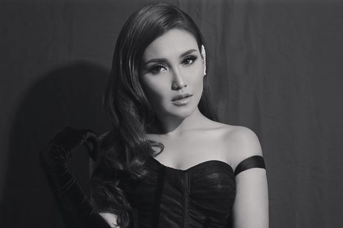 Pamer Foto Memukau di Mobil sdengan Kacamata Hitam, Tampilan Ayu Ting