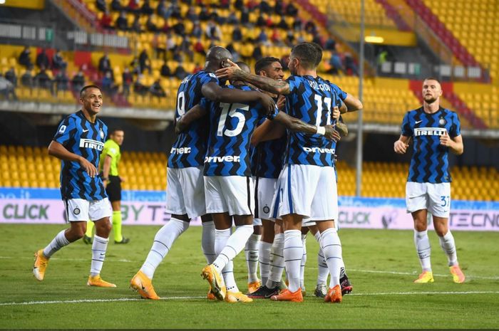 Momen para pemain Inter Milan mengerubungi Romelu Lukaku usai mencetak gol ke gawang Benevento pada laga tunda Liga Italia, Rabu (30/9/2020).