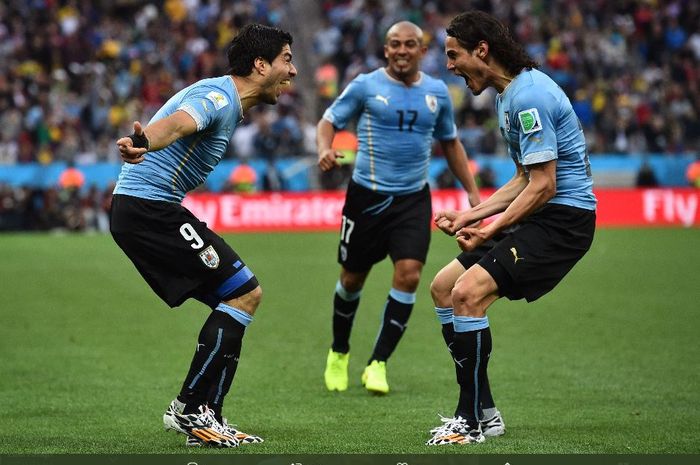 Edinson Cavani dan Luis Suarez saat merayakan gol untuk timnas Uruguay.