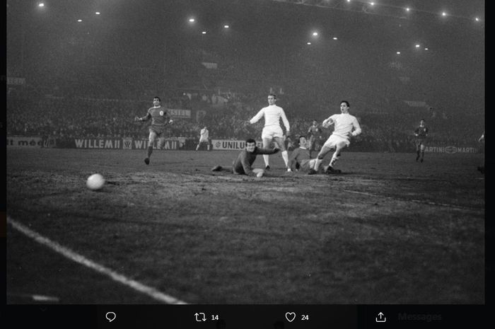 Johan Cruyff saat mencetak gol Ajax ke gawang Liverpool di laga Piala Champions 1966-1967.