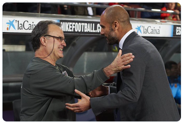 Pelatih Manchester City, Pep Guardiola (kanan) saat bersama juru taktik Leeds United di sebuah pertandingan.