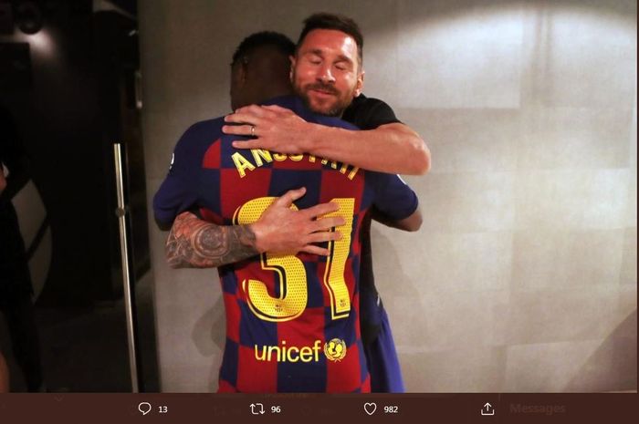 Kapten Barcelona, Lionel Messi, memeluk Ansu Fati.