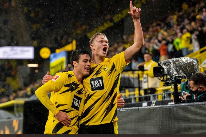 Giovanni Reyna dan Erling Haaland, merayakan gol dalam laga Borussia Dortmund vs Freiburg di Bundesliga, Sabtu (3/10/2020).