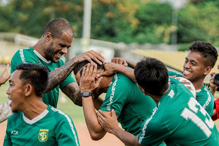 Pemain Persebaya bercanda di sela-sela sesi latihan. Bajol Ijo tetap solid meski beberapa pemainnya dinyatakan positif Covid-19.