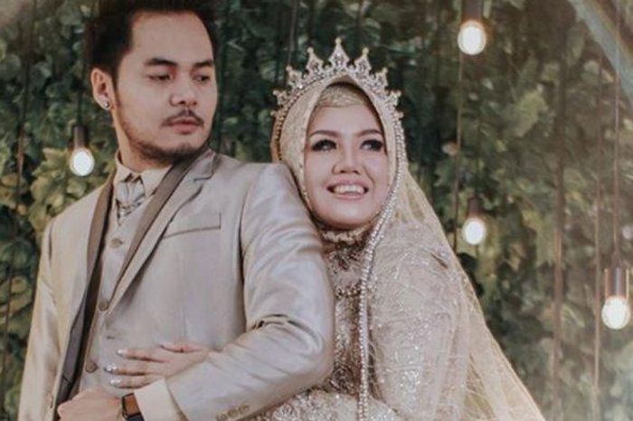 Menikah? Elly Sugigi Pamer Foto Gunakan Gaun Pengantin