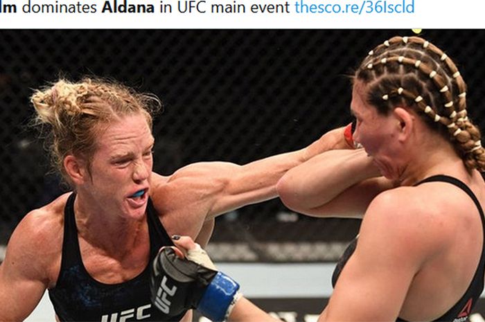 Petarung kelas bantam wanita, Holly Holm (kiri), mengalahkan Irene Aldana pada pertandingan main event UFC Fight Island 4 di Fight Island, Abu Dhabi, Uni Emirat Arab, 3 Oktober 2020.