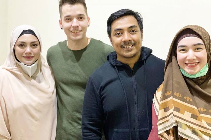 Ngaku Hafal Al Fatihah Sejak Kecil Celine Evangelista Ikut Sang Suami Pengajian Ustadz Riza Ucapkan Selamat Buat Stefan William Semua Halaman Fotokita