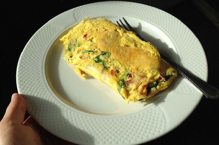 Semakin Membuat Kenyang dan Bergizi, yuk, Olah Telur Dadar Jadi Omelet