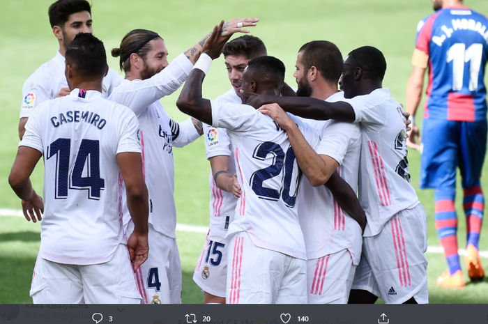 Para pemain Real Madrid merayakan gol yang dicetak Vinicius Junior pada menit ke-16 di laga melawan Levante, Minggu (4/10/2020)