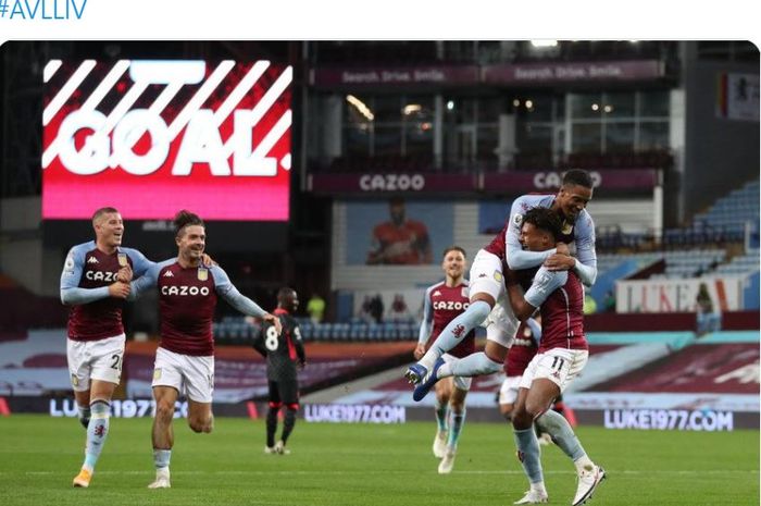 Para pemain Aston Villa merayakan gol yang dicetak ke gawang Liverpool dalam laga Liga Inggris di Stadion Villa Park, Minggu (4/10/2020).