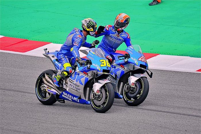 Dua pembalap Suzuki Ecstar, Joan Mir (kiri) dan Alex Rins, saling memberikan ucapan selamat setelah meraih podium ganda pada balapan MotoGP Catalunya di Sirkuit Catalunya, Spanyol, 27 September 2020.