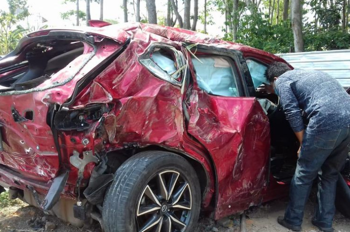 Mobilnya Ringsek Masuk Jurang, Tidak Disangka Penumpangnya Selamat dari