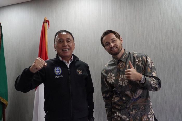 Ketua Umum PSSI, Mochamad Iriawan, bersama dengan pemain naturalisasi Persija Jakarta, Marc Klok, Senin (5/10/2020).