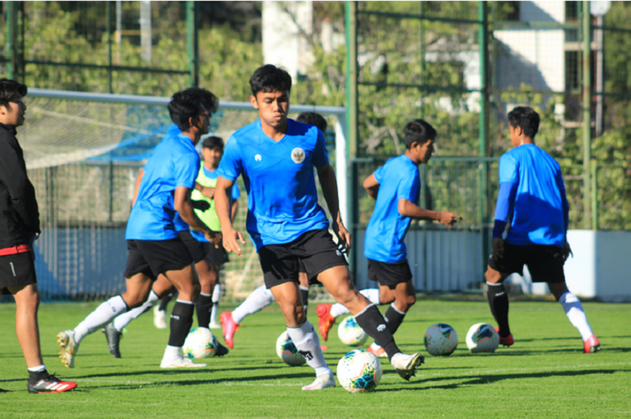 Timnas U-19 Indonesia saat menjalani sesi latihan di lokasi baru, kota Split, Kroasia.