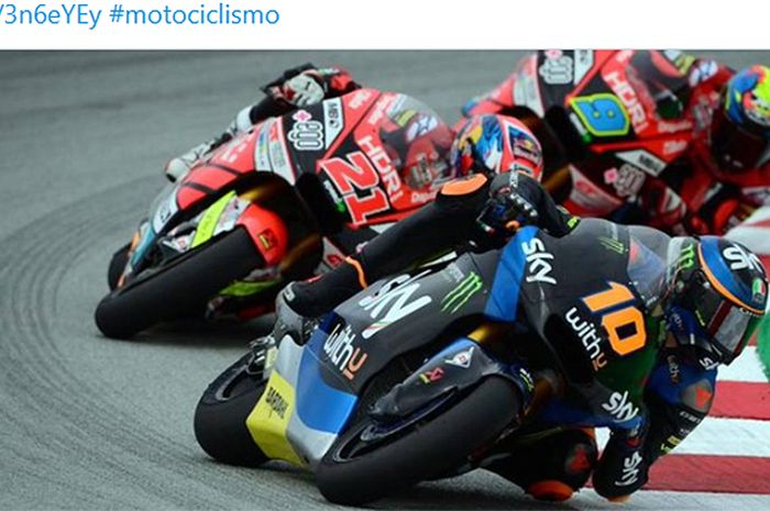 Pembalap Sky Racing VR46, Luca Marini (10), saat memimpin balapan Moto2 Catalunya di Sirkuit Catalunya, Spanyol, 27 September 2020. Tampak di belakang ada dua pembalap Speed Up, Fabio Di Giannantonio (21) dan Jorge Navarro (9).