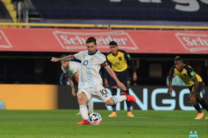 Aksi megabintang timnas Argentina, Lionel Messi, saat menghadapi timnas Ekuador pada Jumat (9/10/10) pagi WIB.