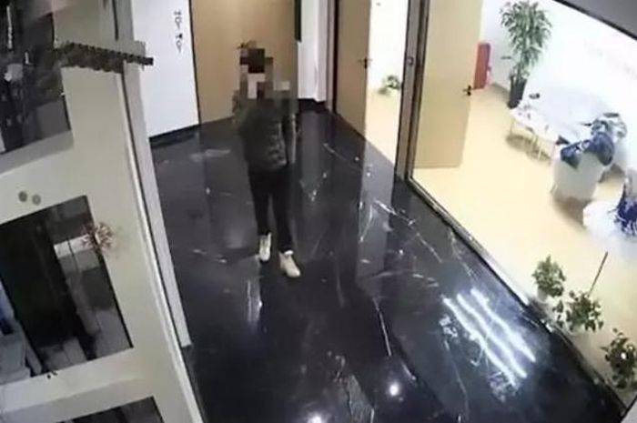 Seorang pria memutuskan menjadi pencuri agar gagal menikah.
