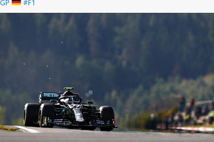 Pembalap Mercedes, Valtteri Bottas, mencetak waktu lap tercepat pada sesi latihan bebas ketiga seri balap Formula 1 GP Eifel di Nuerburgring, Jerman, 10 Oktober 2020.