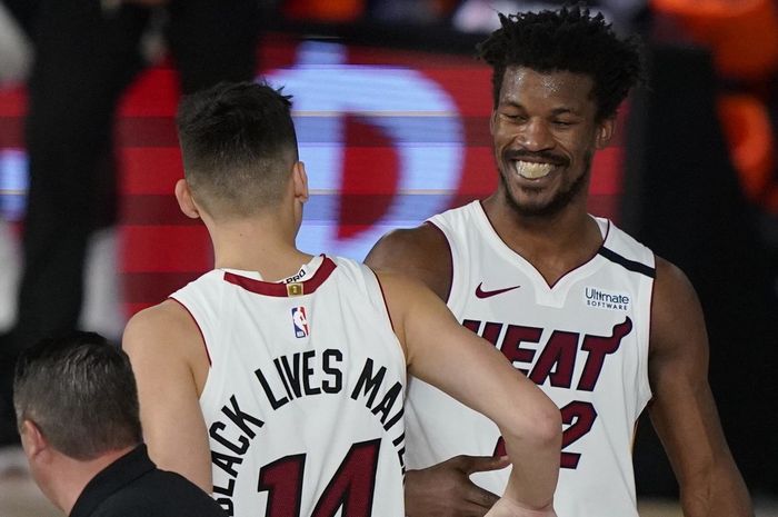 Pebasket Miami Heat, Jimmy Butler (kanan) dan Tyler Herro melakukan selebrasi pada pertandingan NBA 2019-2020.