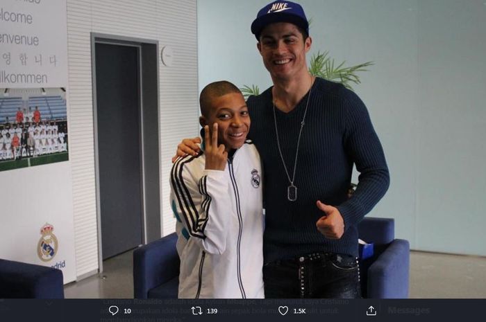 Foto yang viral memperlihatkan Kylian Mbappe kecil bersama idolanya, Cristiano Ronaldo.