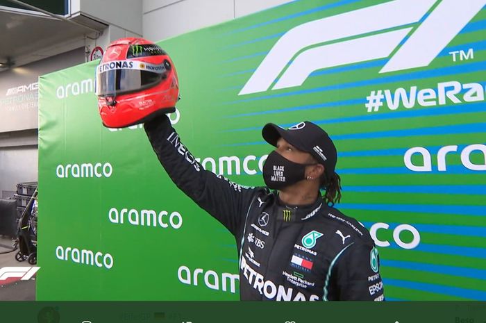 Lewis Hamilton menerima helm Michael Schumacher menyusul keberhasilan menyamai rekor 91 kemenangan di F1, Minggu (11/10/2020).