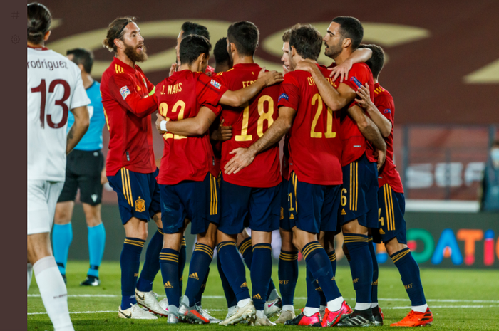 Timnas Spanyol merayakan gol yang dicetak oleh Mikel Oyarzabal pada menit 14.