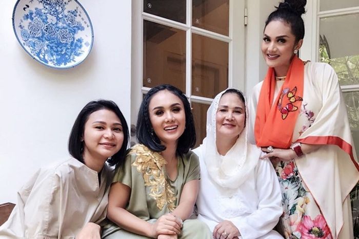 Foto Yuni Shara Krisdayanti adik dan ibunya