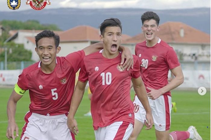 Striker Timnas U-19 Indonesia Jack Brown (tengah) selebrasi dengan rekan-rekannya, termasuk bek Elkan Baggott, usai mencetak gol ke gawang Timnas U-19 Makedonia Utara dalam uji coba di Kroasia, Minggu (11/10/2020).