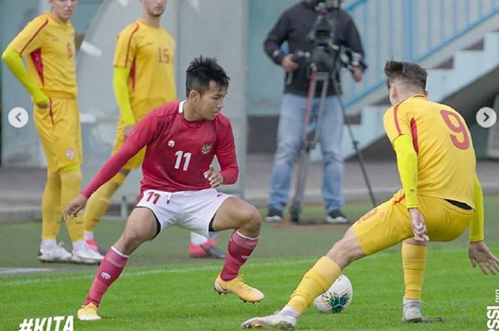 Bintang Timnas U-19 Indonesia Witan Sulaeman coba melewati rintangan lawan saat menggempur Timnas U-19 Makedonia Utara dalam uji coba di Kroasia, Minggu (11/10/2020).