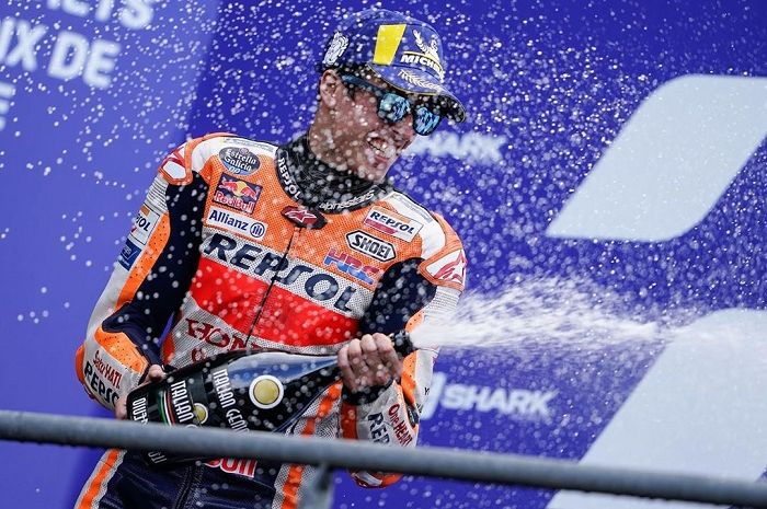 Pembalap Repsol Honda, Alex Marquez dalam perayaan podium MotoGP Prancis 2020 (11/10/2020).