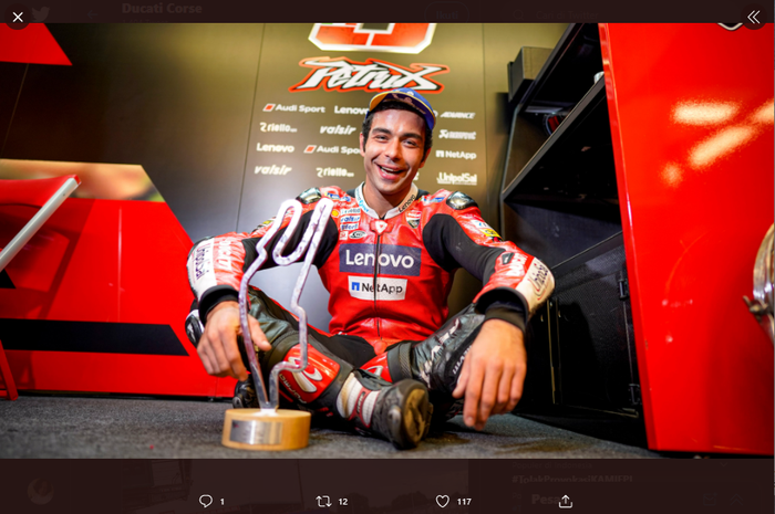 Pembalap Ducati Corse, Danilo Petrucci, saat berpose dengan piala usai sukses menjadi pemenang MotoGP Perancis 2020 di Sirkuit Le Mans, Minggu (11/10/2020).