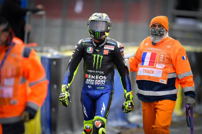 Pembalap Monster Energy Yamaha, Valentino Rossi, berjalan seusai terjatuh pada balapan MotoGP Prancis di Sirkuit Le Mans, Minggu (11/10/2020).