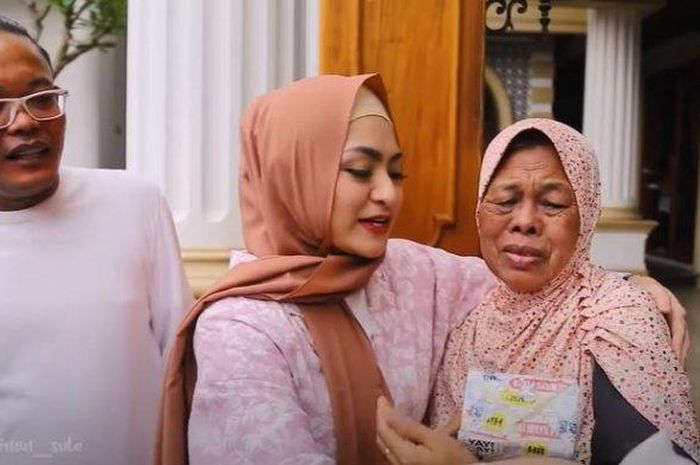 Ibu Sule terharu saat diberikan kejutan oleh Nathalie Holscher. (Youtube Sule Channel)