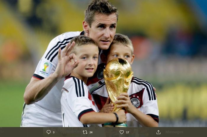 Miroslav Klose berpose dengan trofi juara Piala Dunia untuk timnas Jerman bersama anak-anaknya.