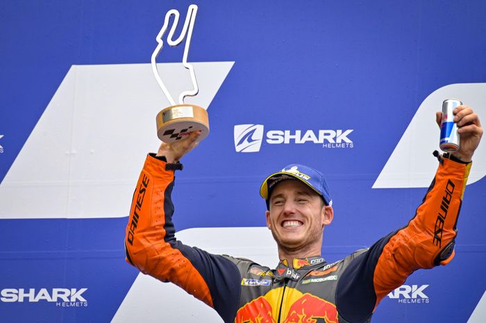Pembalap Red Bull KTM, Pol Espargaro, di podium ketiga GP Prancis di Sirkuit Le Mans, Minggu (11/10/2020).