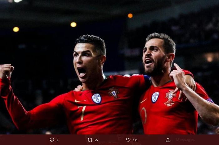 Cristiano Ronaldo dan Bernardo Silva saat merayakan gol untuk timnas Portugal.