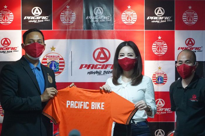 Kerja sama Persija Jakarta dengan Pacific Bike, Wakil Direktur Komersil Persija Azwan Karim, Silvana selaku Direktur PT Pacific Indah Pratama dan Yudy Purwanto sebagai Product Development PT Pacific Indah Pratama.