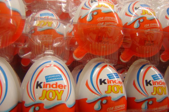Berhasil Bikin Anaknya Trauma, Bapak Ini Ngide Ganti Isi Kinder Joy