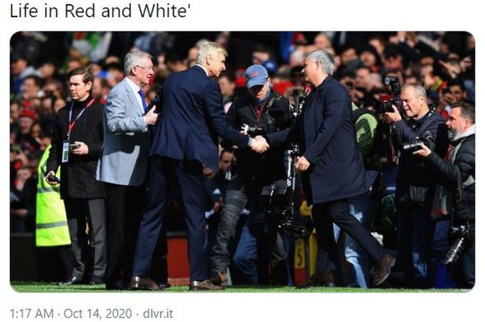 Mantan pelatih Arsenal, Arsene Wenger (kiri) ketika bersalaman dengan Jose Mourinho dalam sebuah pertandingan.