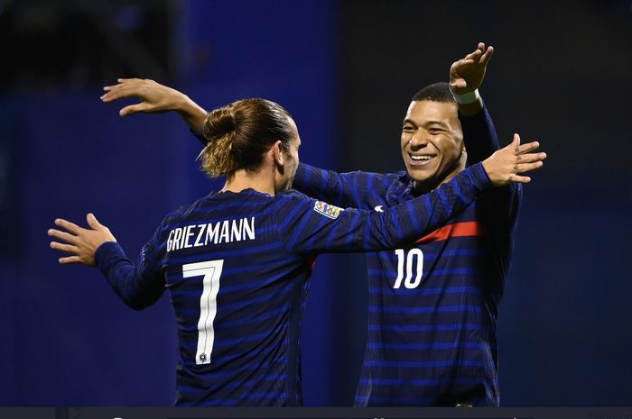 Antoine Griezmann dan Kylian Mbappe, merayakan gol dalam laga Kroasia vs Prancis di UEFA Nations League, Rabu (14/10/2020) di Zagreb.