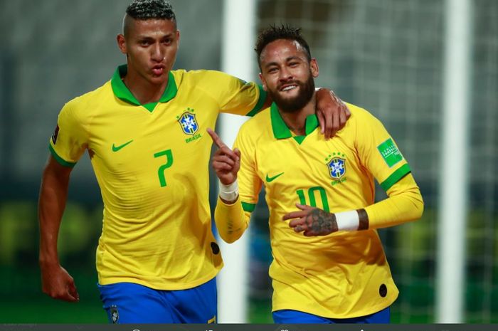 Neymar dan Richarlison merayakan gol dalam laga Brasil melawan Peru.