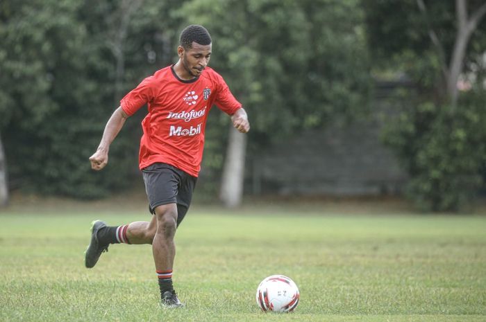 Penyerang Bali United, Dance Kambu saat menjajalani latihan bersama tim.