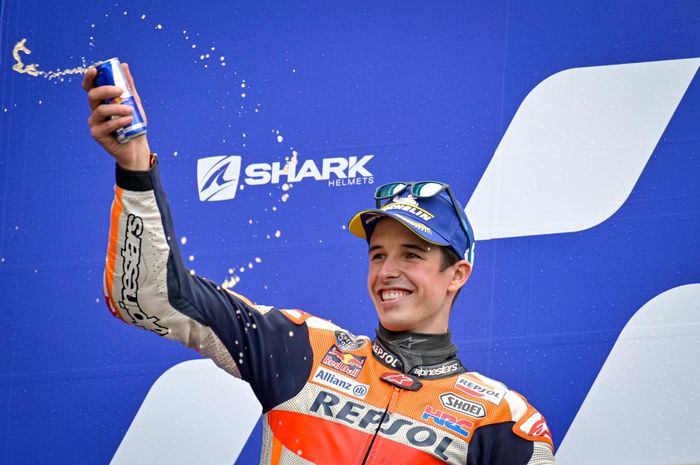 Pembalap Repsol Honda, Alex Marquez, di podium setelah finis kedua pada balapan MotoGP Prancis di Sirkuit Le Mans, Minggu (11/10/2020).