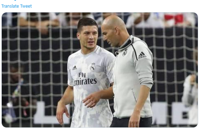 Pelatih Real Madrid, Zinedine Zidane (kanan) saat berbincang dengan Luka Jovic dalam sebuah kesempatan.