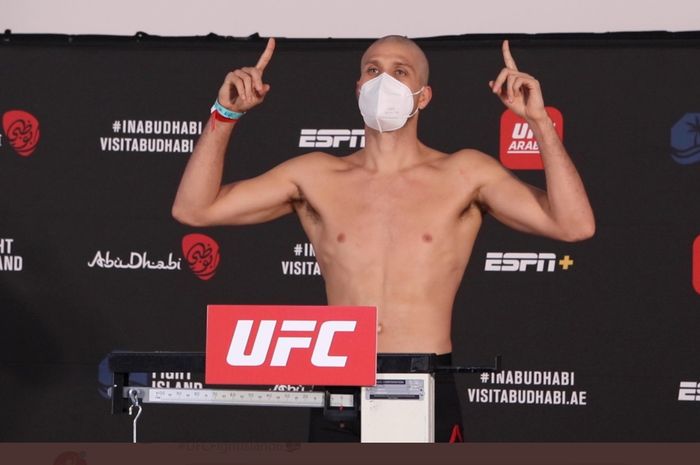 Brian Ortega menggunduli kepalanya menjelang sesi timbang badan UFC Fight Island 6.